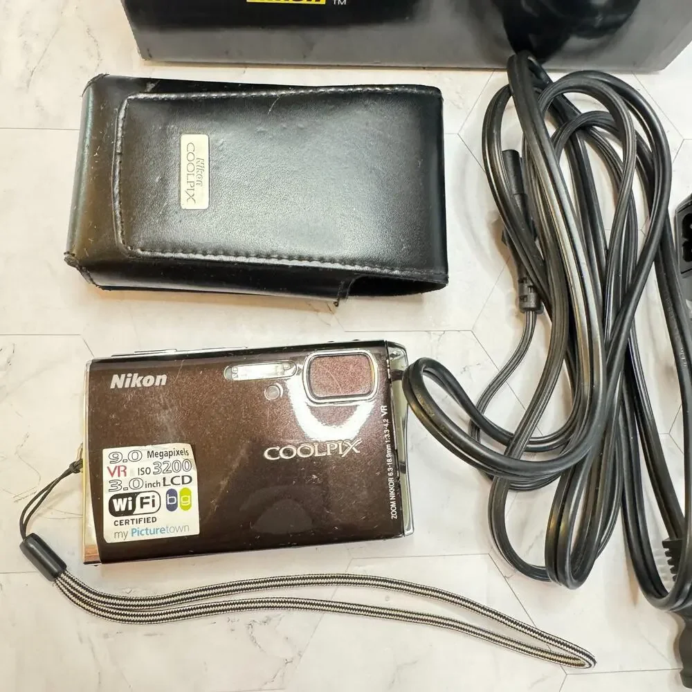Nikon Coolpix S52C 9MP Digital Camera Complete in Box Charger Case Cords in EUC